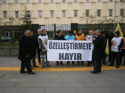ÖZELLEŞTİRME İDARESİ BAŞKANLIĞI ÖNÜNDE BASIN AÇIKLAMASI YAPILDI.